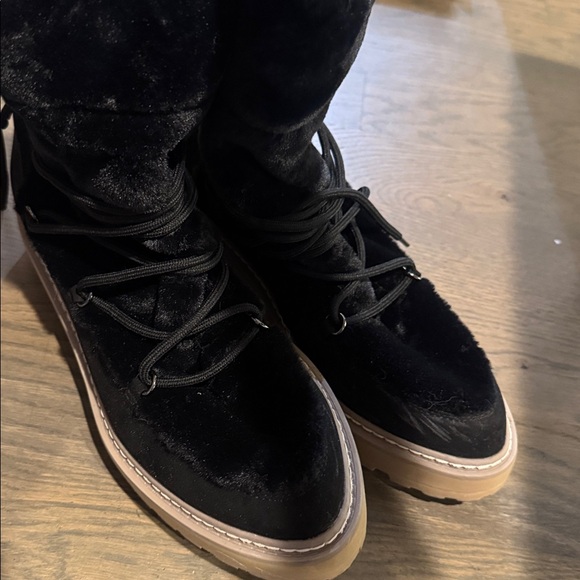 JLO. EUC Women's Black Fur lace up Boots 10 - Picture 6 of 8